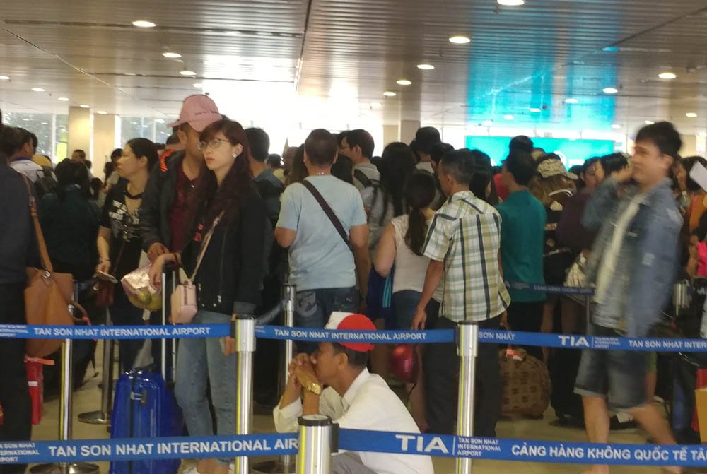 Sân bay Tân Sơn Nhất đông nghịt vì hàng nghìn người đi chơi lễ 30/4